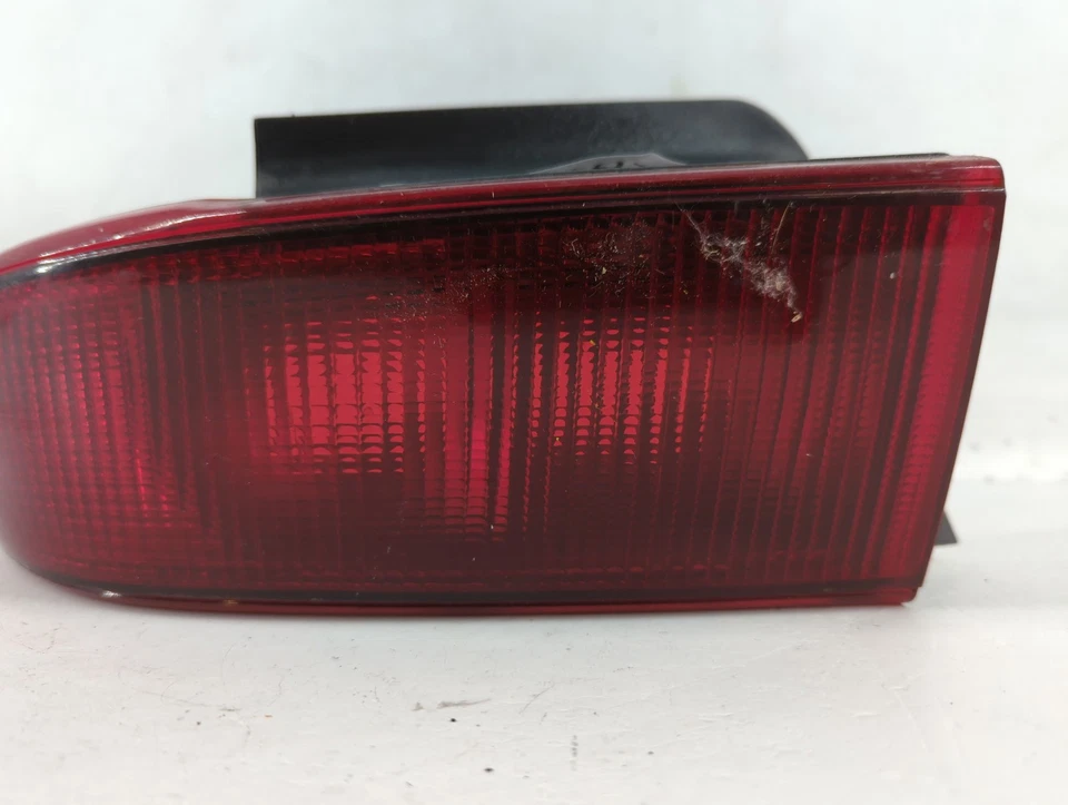 Оригинальный правосторонний задний фонарь для пассажира Buick Skylark 1996 VH0EV - Изображение 2 из 4