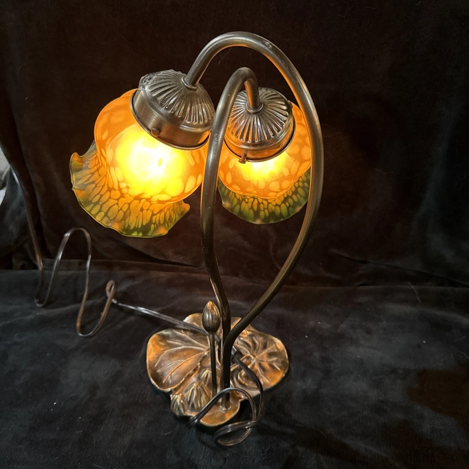 Abajur de mesa vintage estilo Tiffany bronze lírio almofada com tons de verde e âmbar - Imagem 4 de 4