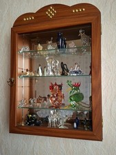 Schaukasten aus Holz mit Spiegel inkl. Glasfiguren (ca. 25x35 cm)