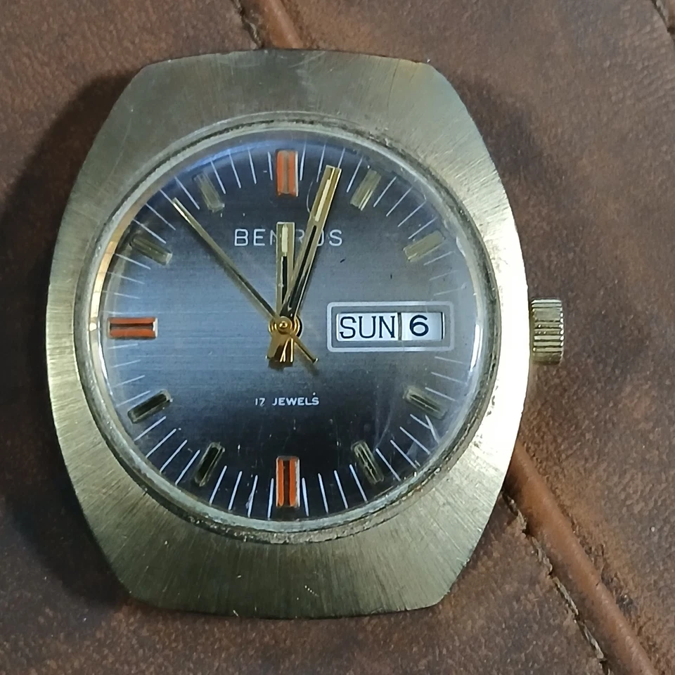 Reloj mecánico manual Benrus UT 31 días fecha años 70 vintage 35 mm para hombre Foto 2 de 4