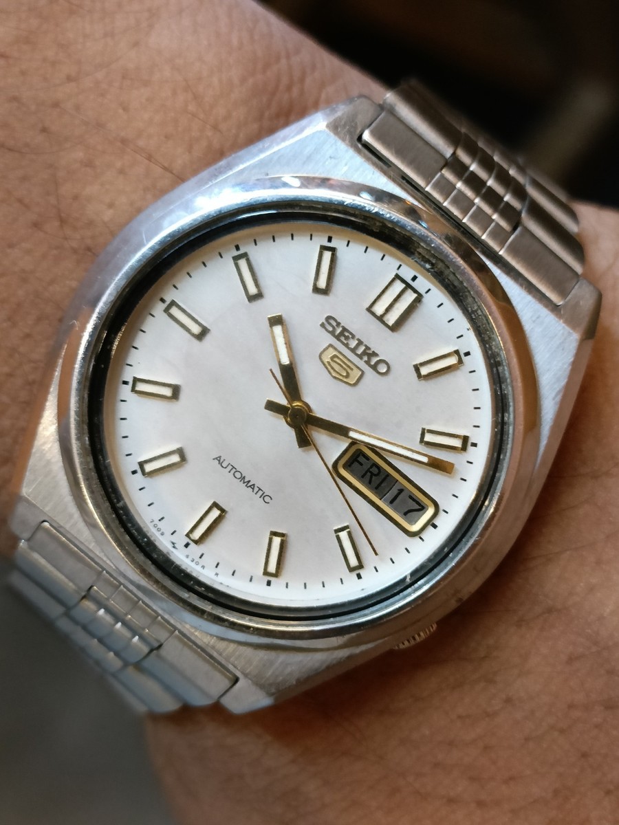 VINTAGE SEIKO 5 AUTOMATIC PATINA WHITE DIAL 7009-876A JAPAN MEN