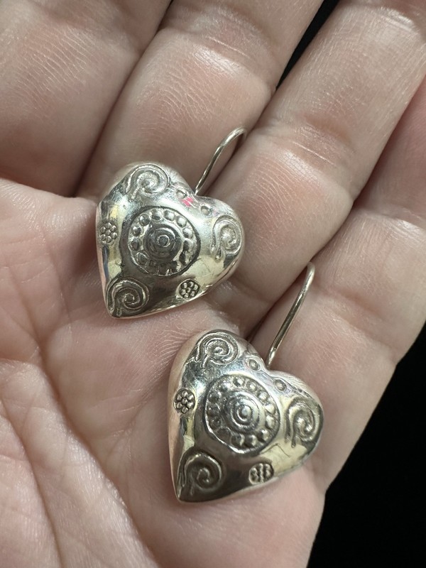 SU 925 Sterling Spiral/ Flower Stamped Heart Dangle Wire Earrings - 3.5g