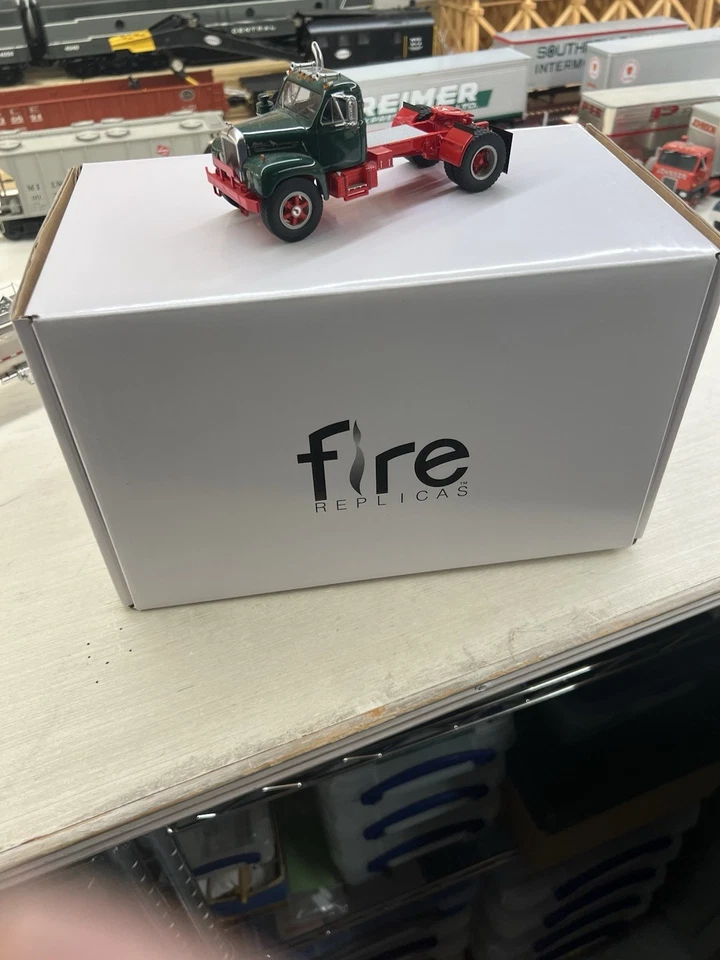 Heavy Haul Replicas 1/48 Mack B61 Single Axle Diesel Tractor - Image 3 of 3