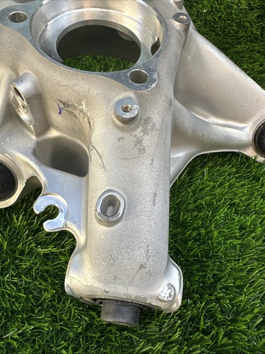 Tesla Modelo 3 2017-2023 tracción trasera izquierda lado del conductor nudillo OEM 1044411-00-G - Imagen 10 de 18