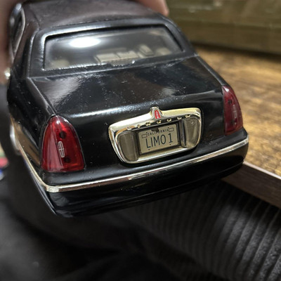Sun Star 1/18 Lincoln Town Car Limousine Black Diecast Model