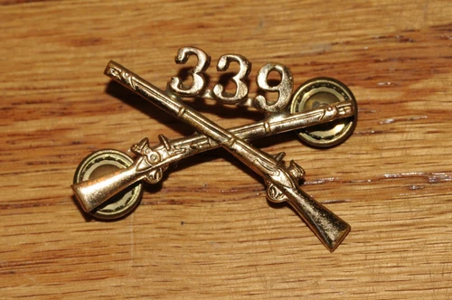 U.S. Military Infantry Crossed Rifles Insignia  Co 339  Infantry Regiment WW2 *