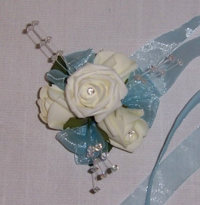 Handgelenk Corsage Künstliche Hochzeit Blumen Abschlussball Fit Alle Größen Baby Blau Elfenbein Rose