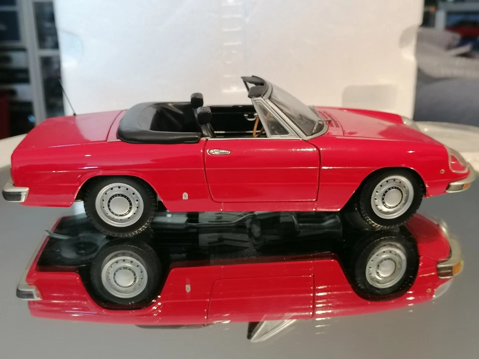 Minichamps 1/18 Alfa Romeo 2000 Spider 1970 Rosso MINT no box Display case free - Immagine 2 di 4