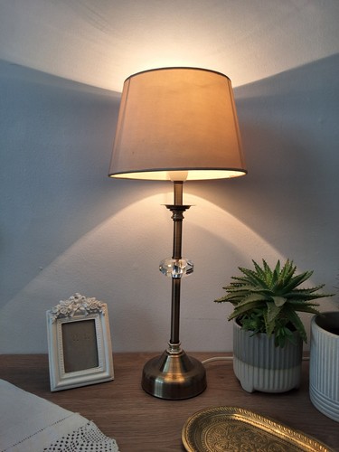 Tischlampe in gebürsteter Messingoptik mit facettiertem Kristallglasdekor