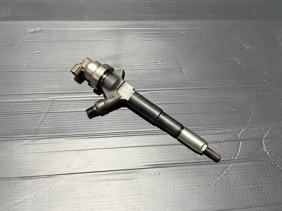 VAUXHALL ASTRA J MOKKA CORSA D GENUINE 1.7 CDTI FUEL INJECTOR 55567729 - Image 1 of 1