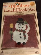 VTG NEW OLD STOCK RAINBOW CREATIONS 12" x 12" CHRISTMAS SNOWMAN LATCH HOOK KIT