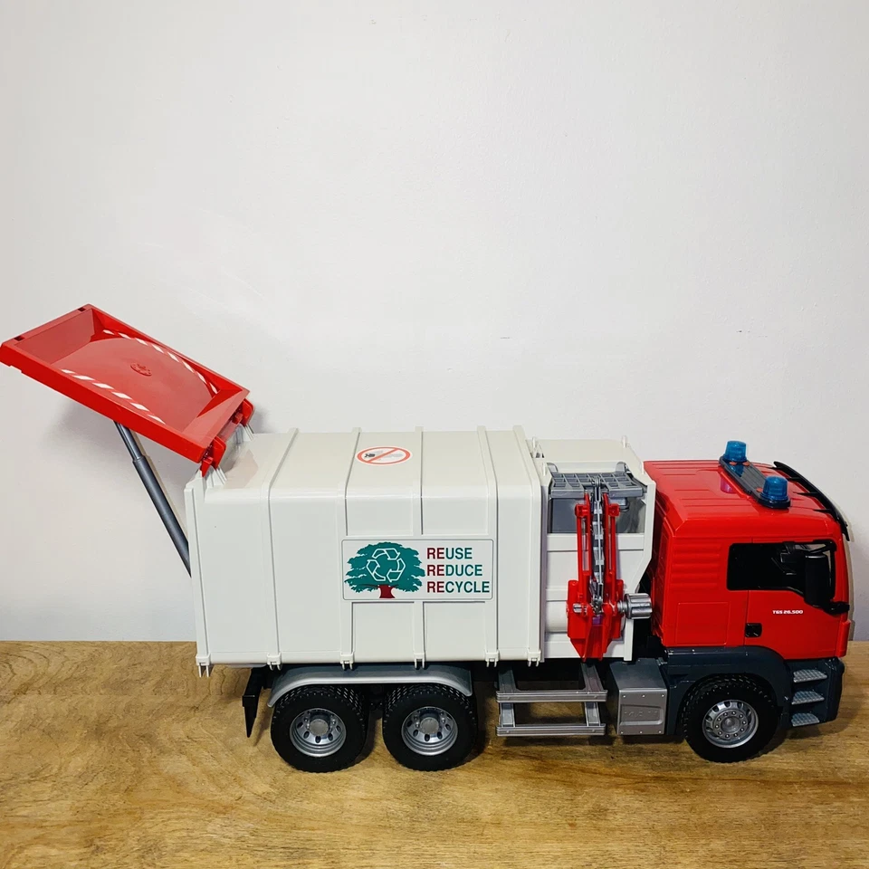 Camión de basura Bruder 2009 MAN TGS cabina roja carga lateral reciclaje Foto 4 de 4