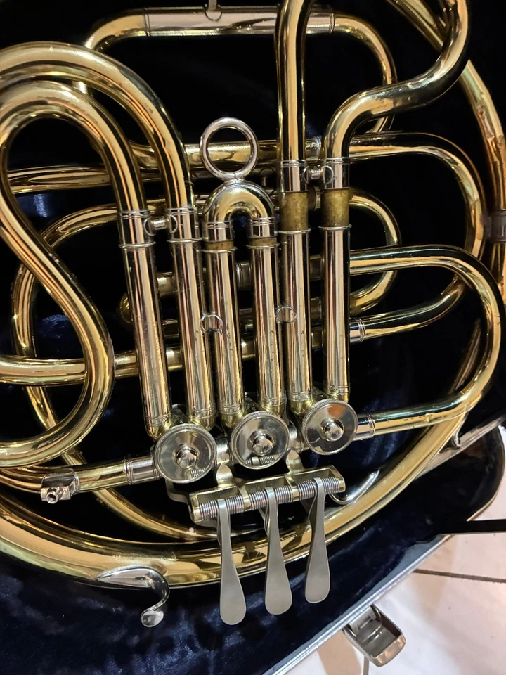 C.G. Conn Ltd EE. UU. Cuerno Francés (1971, Serie “P”) + Estuche Original - De Colección Foto 4 de 4