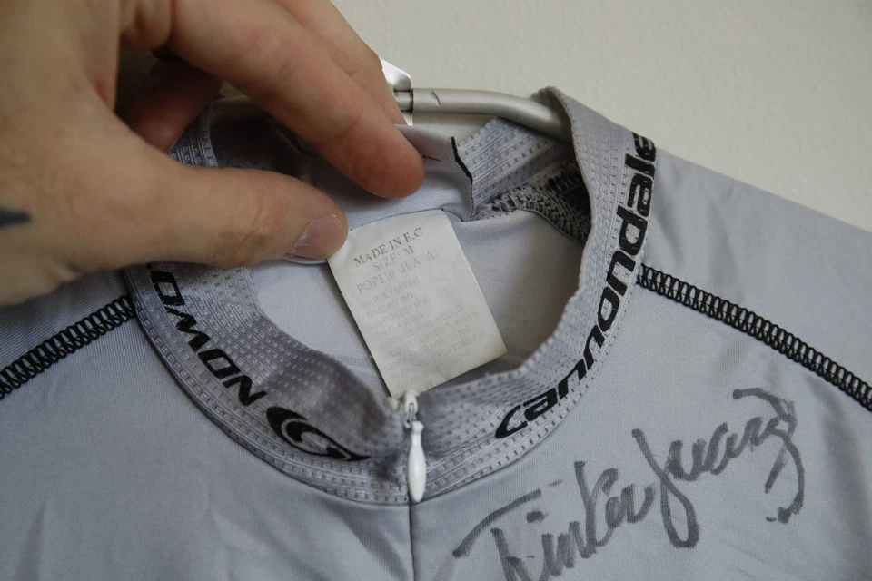 Camiseta Cannondale Siemens Team Tinker Juarez assinada M ciclismo médio - Imagem 3 de 4
