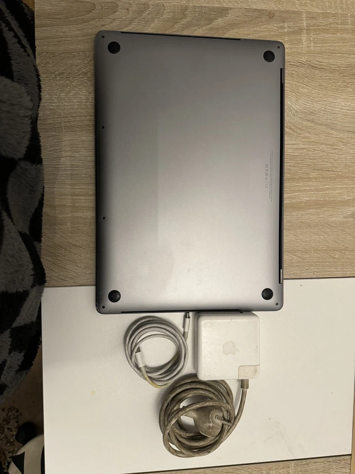 Apple Macbook Pro 15.4 Inch Keyboard Illuminated 2016 (Discoloured Screen), photo 4 of 5