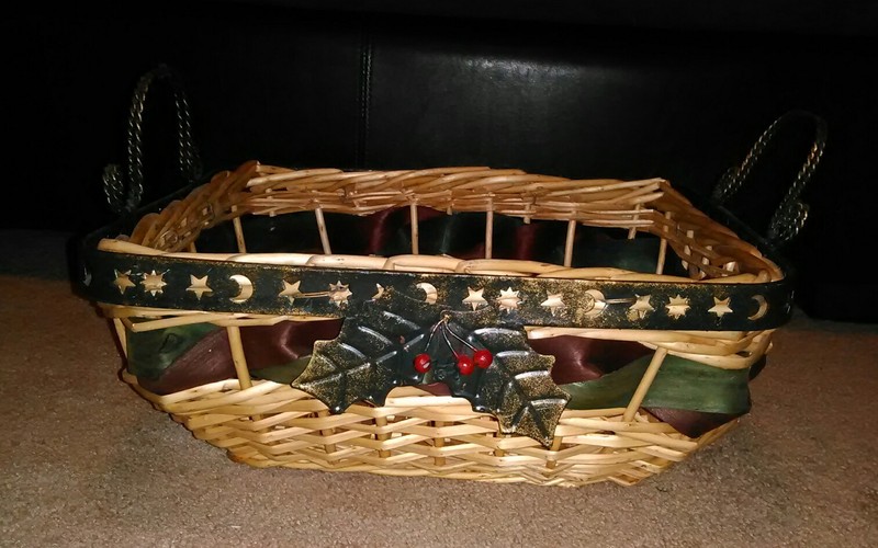 HOLIDAY BASKET W/ TWO HANDLES *GREAT SEASONAL DECOR PIECE! (BRAND NEW)