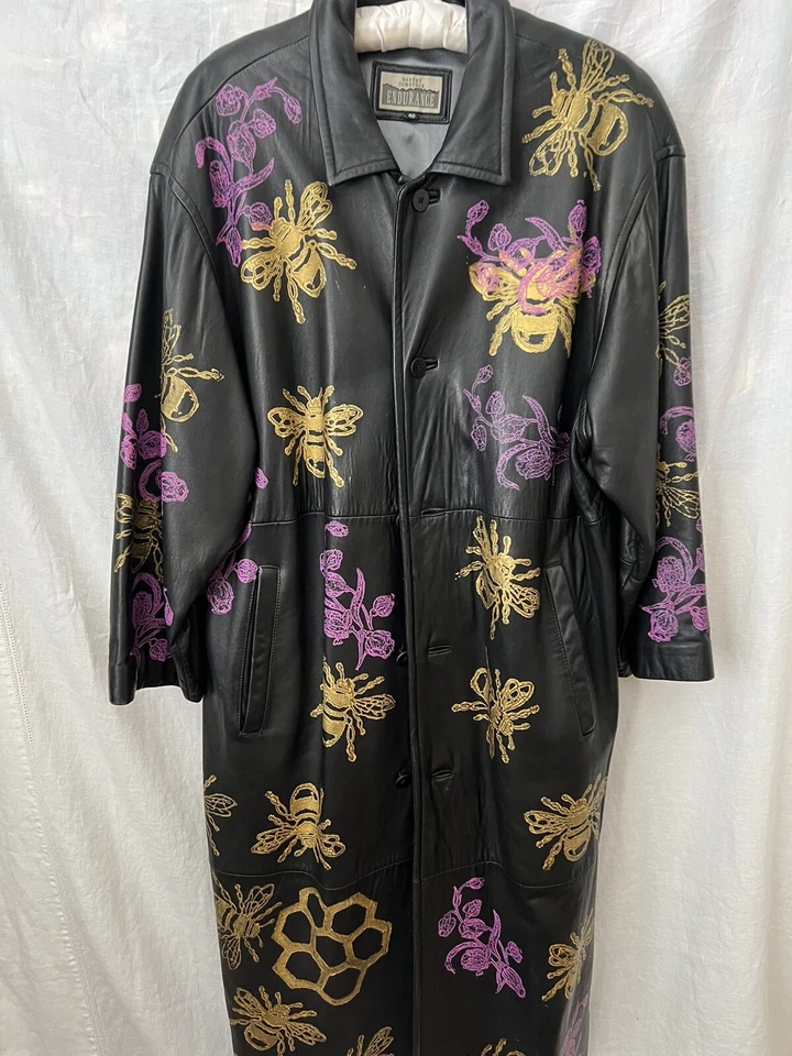 Abrigo de cuero pintado a mano  Foto 4 de 4