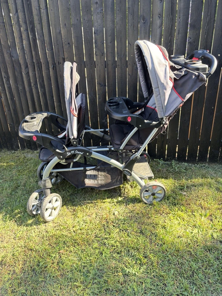 Cochecito doble Baby Trend negro rojo con arnés de 5 puntos. Foto 2 de 3