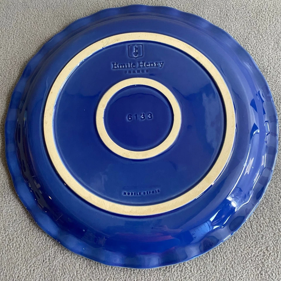 Plato de exhibición francés Emile Henry France 6133 plato de tarta azul acanalado con volantes redondo Foto 3 de 4