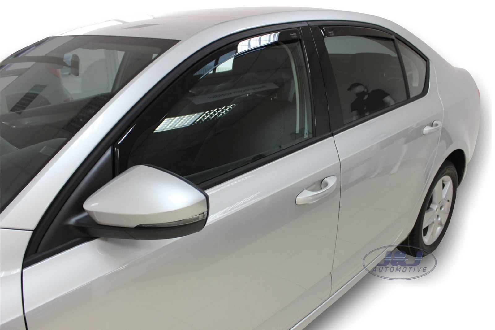 Déflecteurs d'air Skoda Octavia 3 pour voyager au frais en famille avec le kit de vent HEKO