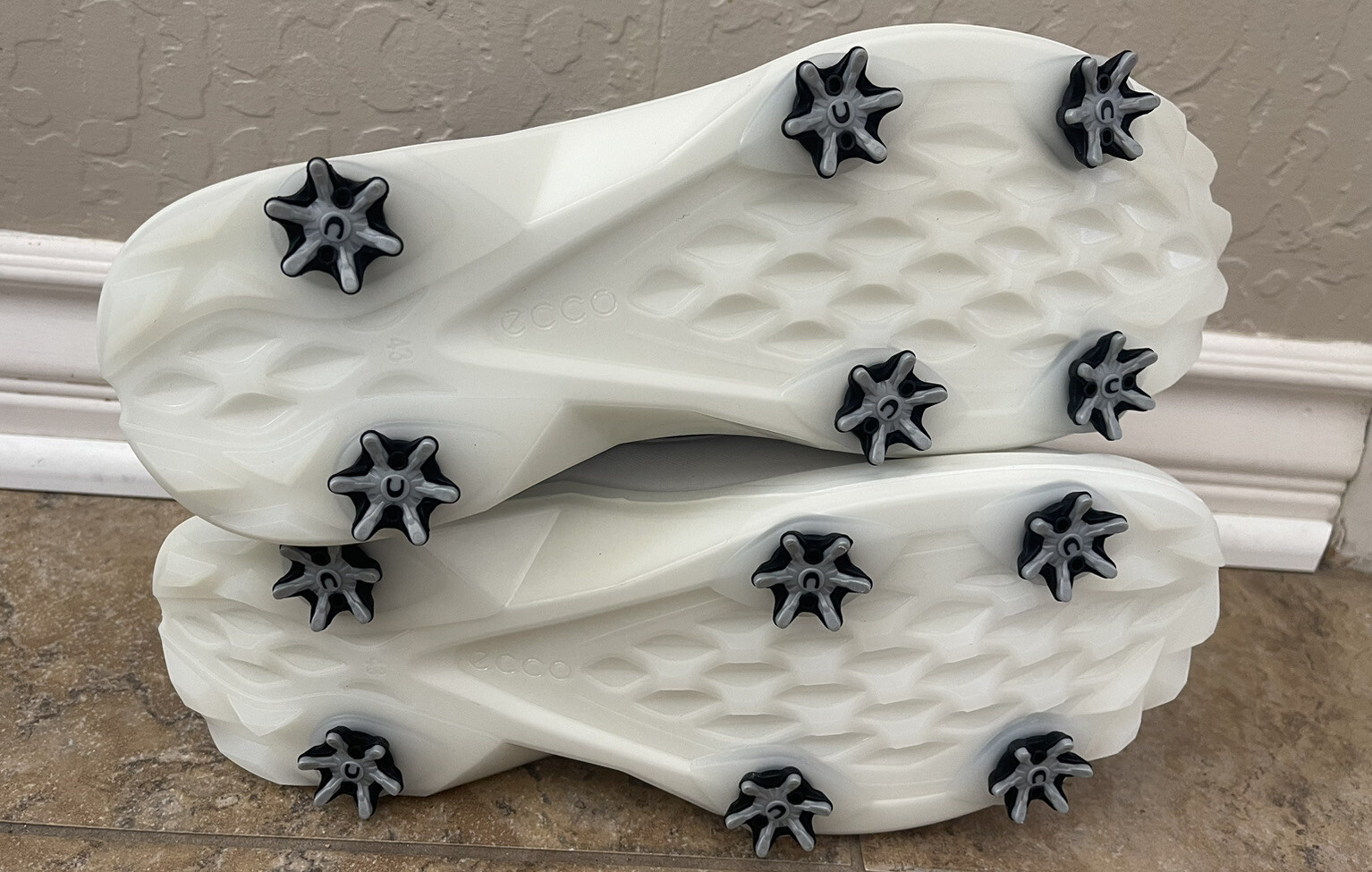 NEW IN BOX MEN'S ECCO BIOM G5 SHOES, WHITE/BLACK, SIZE: 9-9.5