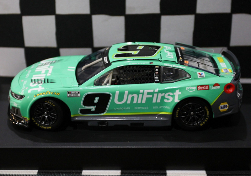 Lionel Racing 1:24 Chase Elliott #9 UniFirst 2026 Chevrolet NASCAR w/ Stand
