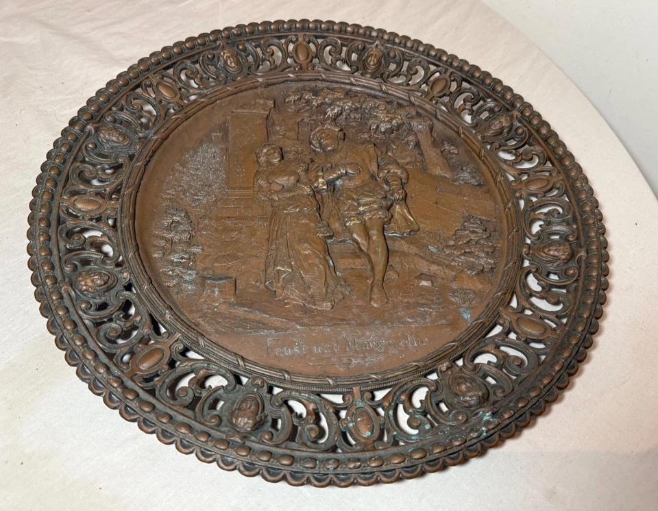 Cargador de pared grande antiguo ornamentado bronce patinado relieve metal placa Fausto Foto 4 de 4