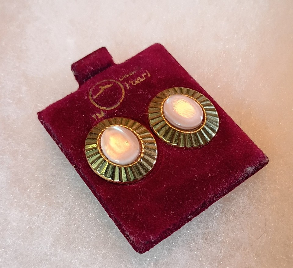 Vintage shell gold tone textured seashell Earrings Shell Seekers ...