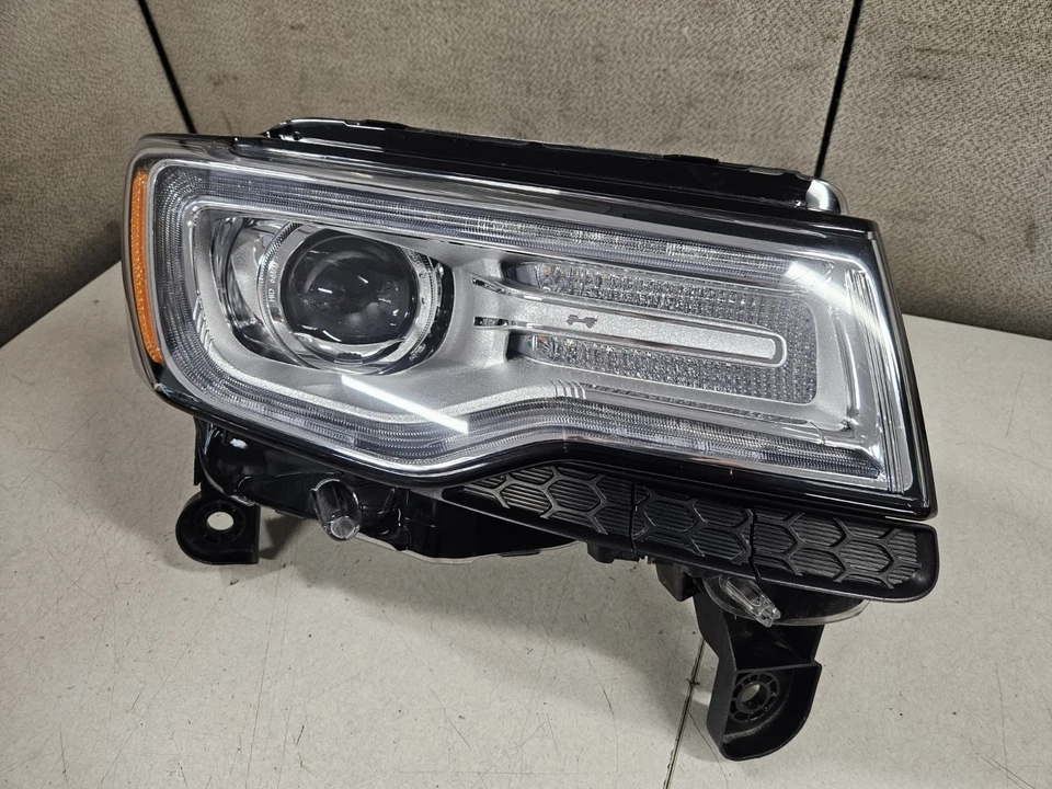 MINT! 2014-2015 Jeep Grand Cherokee RH Passenger HID Non-AFS Headlight Assembly - Image 3 of 4