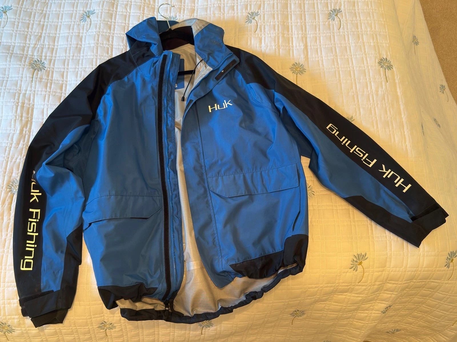 Huk Men's Blue Tournament Wind & Waterproof Hooded Fishing Jacket (XL)
Opens in a new window or tab
