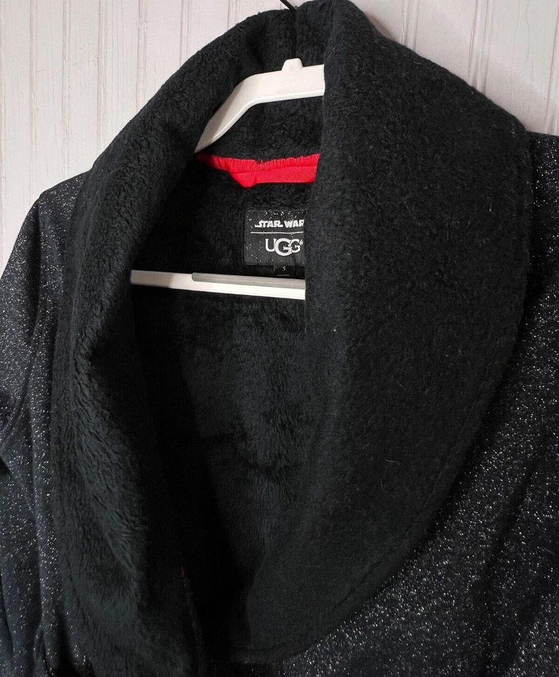 BATA UGG STAR WARS COLAB S para mujer negra plateada metálica cálida con bolsillos forrados de piel Foto 3 de 4
