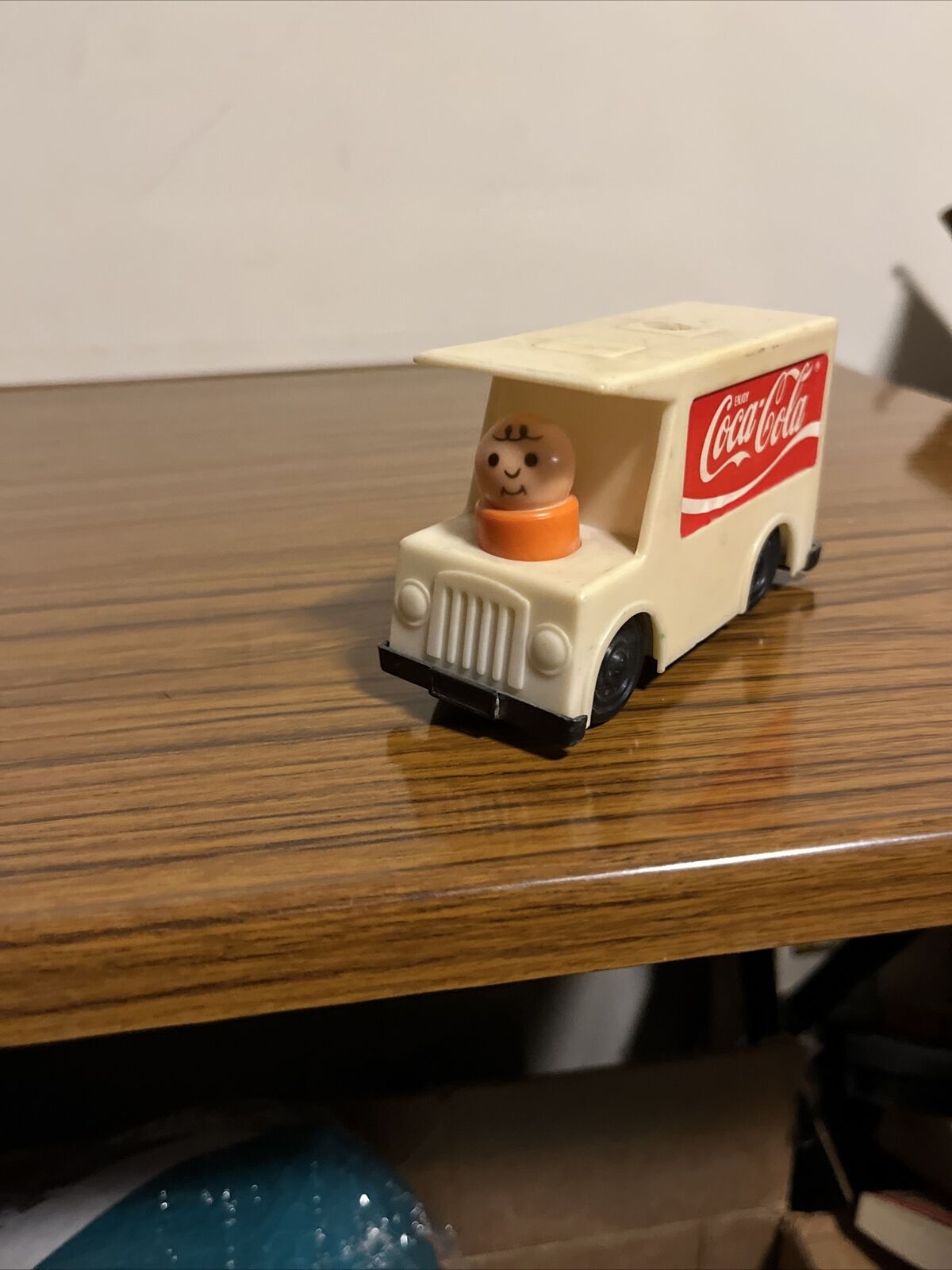 Anos 90 Mini caminhão de plástico coca cola com pequeno dano na