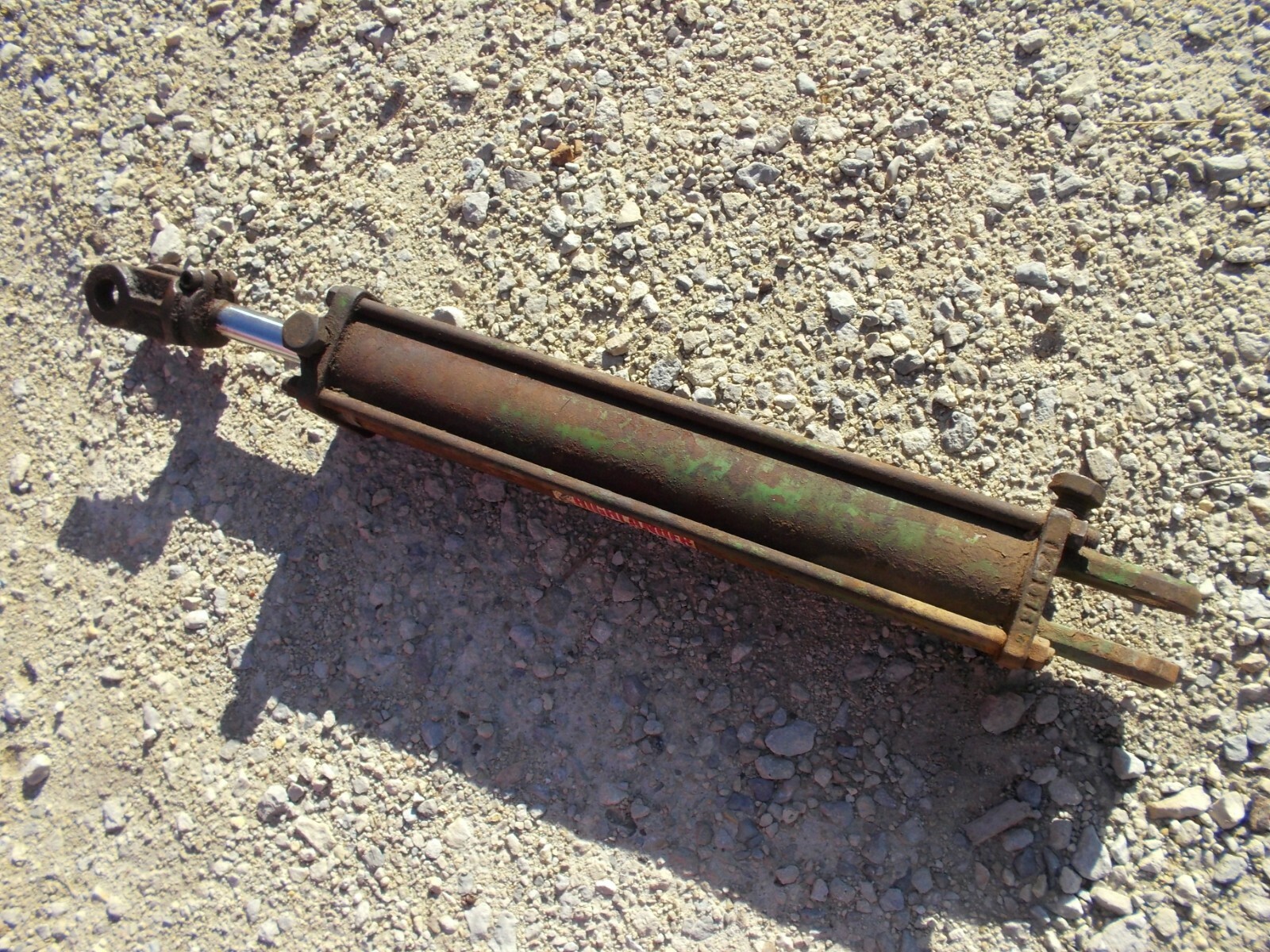 Tractor Universal Hydraulics Highlander Kansas hydraulic lift cylinder