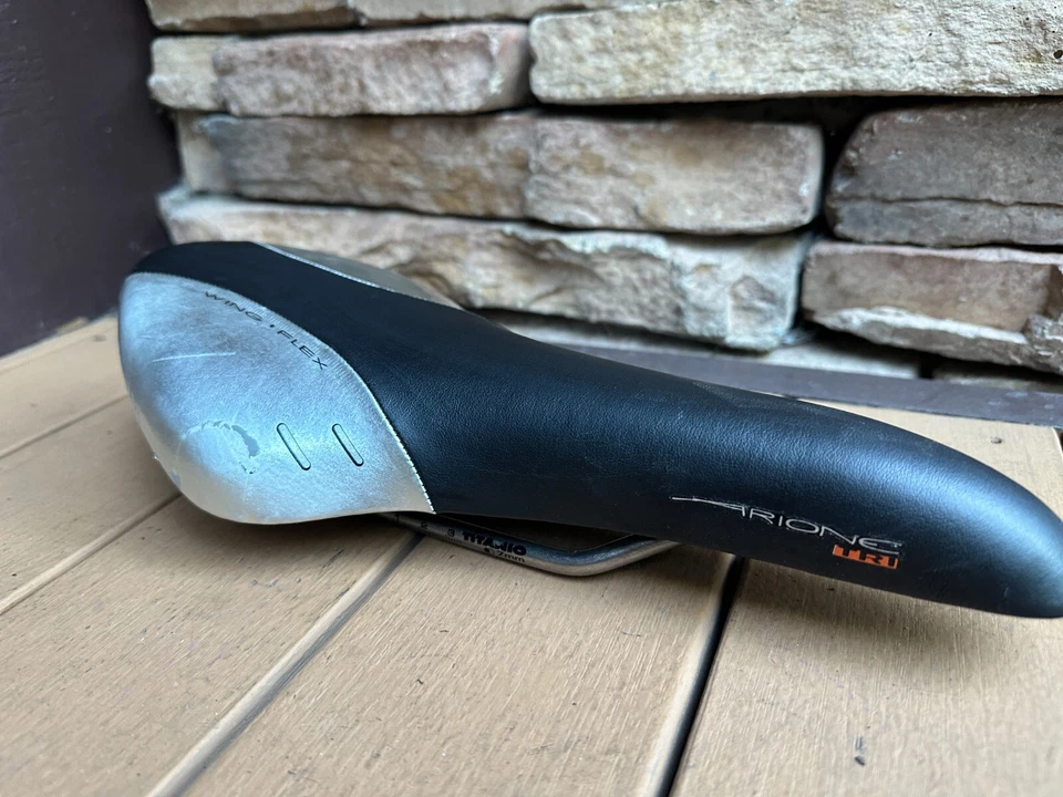 Sillín de bicicleta de carretera Fizik Arione Wing Flex Tri negro plateado con rieles Taitanio de 7 mm Foto 3 de 4