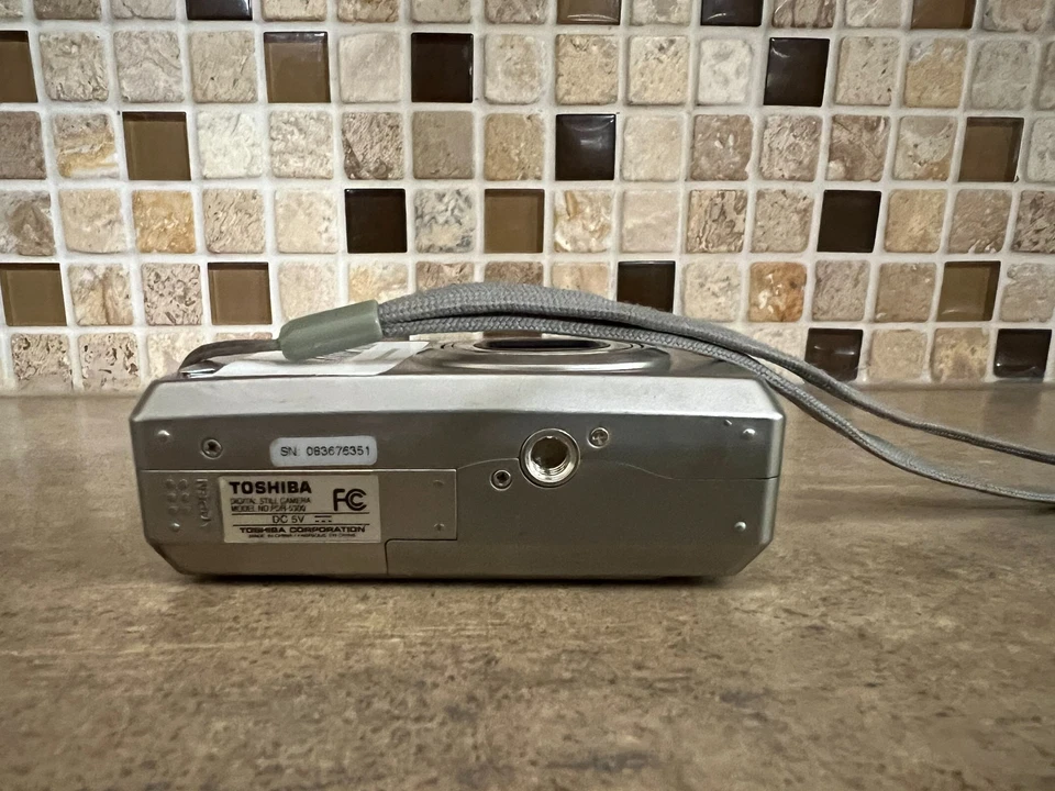 CÂMERA DIGITAL TOSHIBA PDR-5300 5MP ZOOM ÓPTICO 3X SEM BATERIA NÃO TESTADA K2-1(7) - Imagem 3 de 4