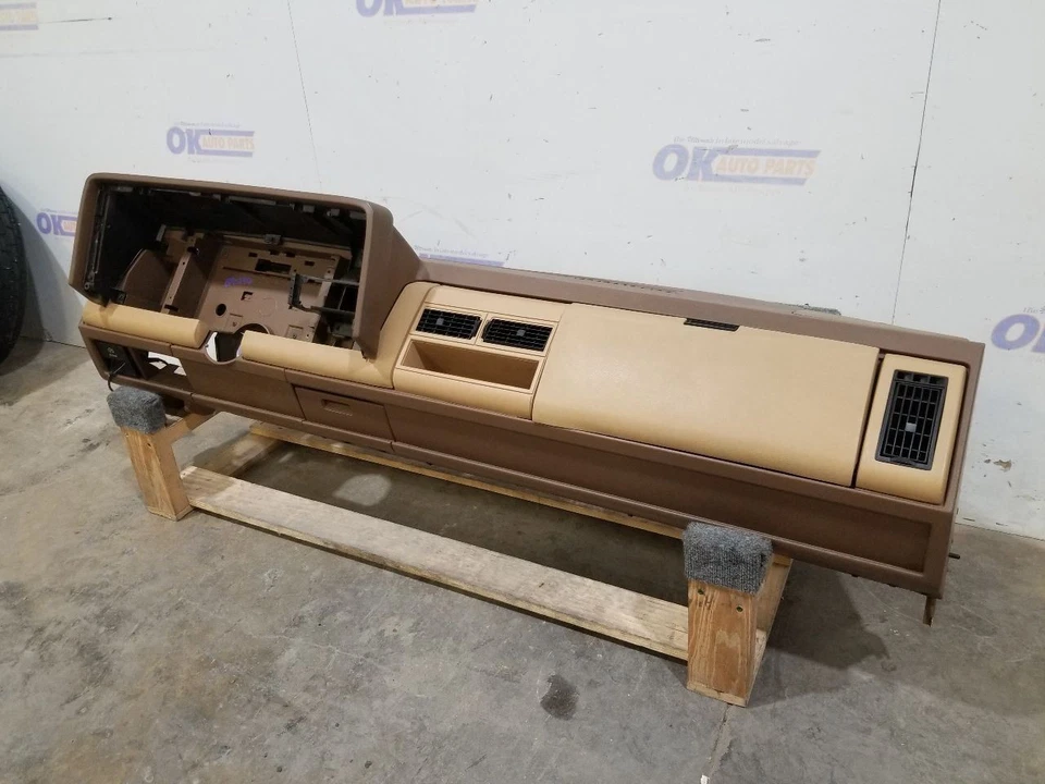 88 1988 CHEVROLET C1500 DASH PANEL BROWN AND TAN WITH BEZEL AND GLOVE BOX Foto 3 de 4