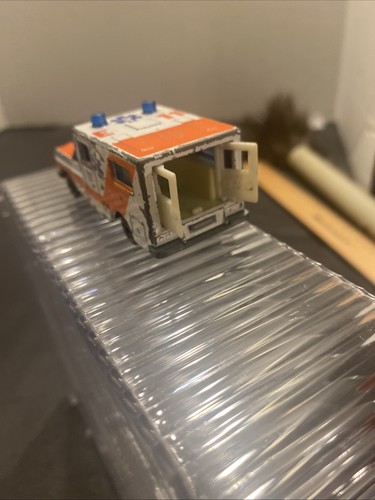 Matchbox 1977 White Paramedics Ambulance Van with Opening Rear Doors A9 - Picture 12 of 15