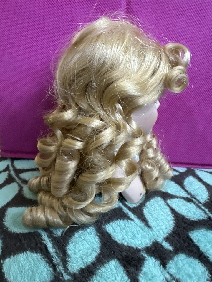 Cabeza de muñeca de porcelana vintage, anillas rubias, ojos azules, pestañas Foto 2 de 4