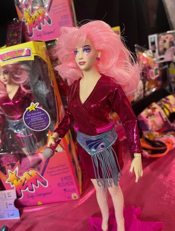 2025 Jem and the Holograms 12" Muñeca de Moda Clásica 40 Aniversario EN MANO NUEVA Foto 2 de 4