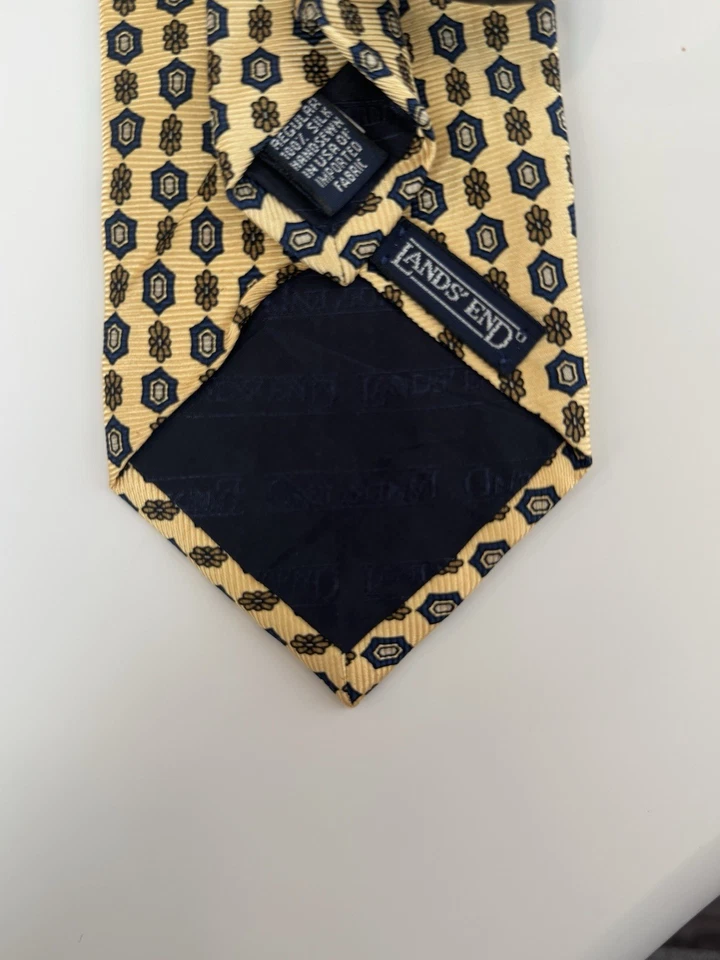 Corbata geométrica Land’s End 100 % seda cosida a mano dorada azul marino hecha en EE. UU. De colección Foto 3 de 3