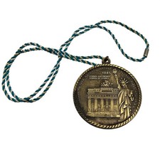 1985 Commemorative Medal With Statue Of Liberty Brandenburg Gate Design Reu & Co