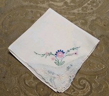 VINTAGE WHITE LINEN HANKIE WITH EMBROIDERED FLORAL DESIGN IN CORNER WITH LACE
