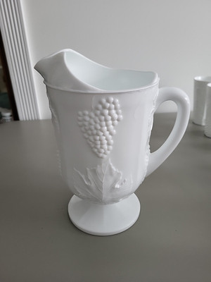 ホワイトフライアーズ・グラス 写真集「Whitefriars Glass」 Indiana Glass White Milk Glass Harvest Colony Grapes Pitcher And 8