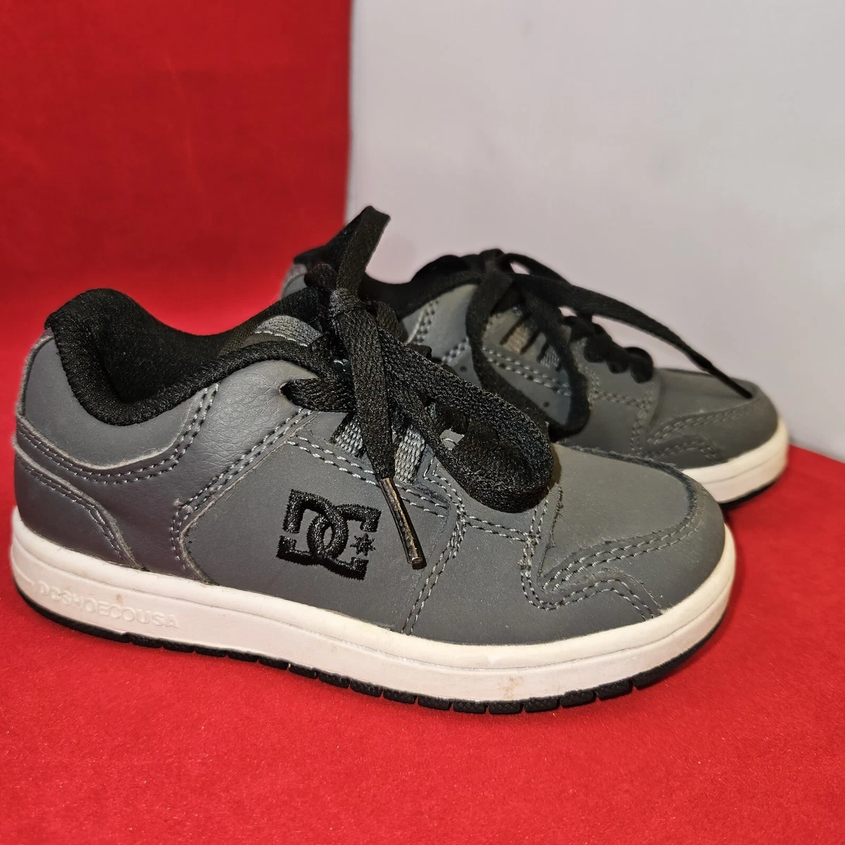 Youth skateboard best sale shoes