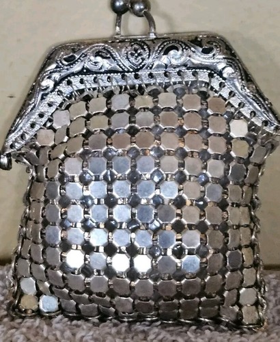 Portamonete vintage in rete metallica tono argento mini stile anni 60 2" chiusura bacio - Foto 2 di 9