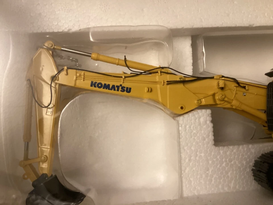 Universal Hobbies 1/50 Scale Komatsu PC450LCD THE EXPERTS LINE UH8004 # - Image 3 of 4