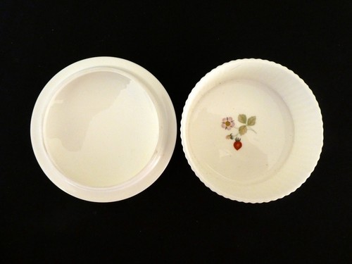 Two Wedgwood Wild Strawberry Lidded Trinket Dishes 70mm + 95mm dia Exc. Cond. - Picture 5 of 11