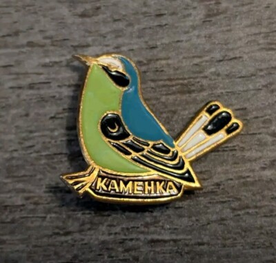 Green & Blue Song Bird, Black Wings City Of ''КАМЕНКА'' Russia Travel Lapel Pin
