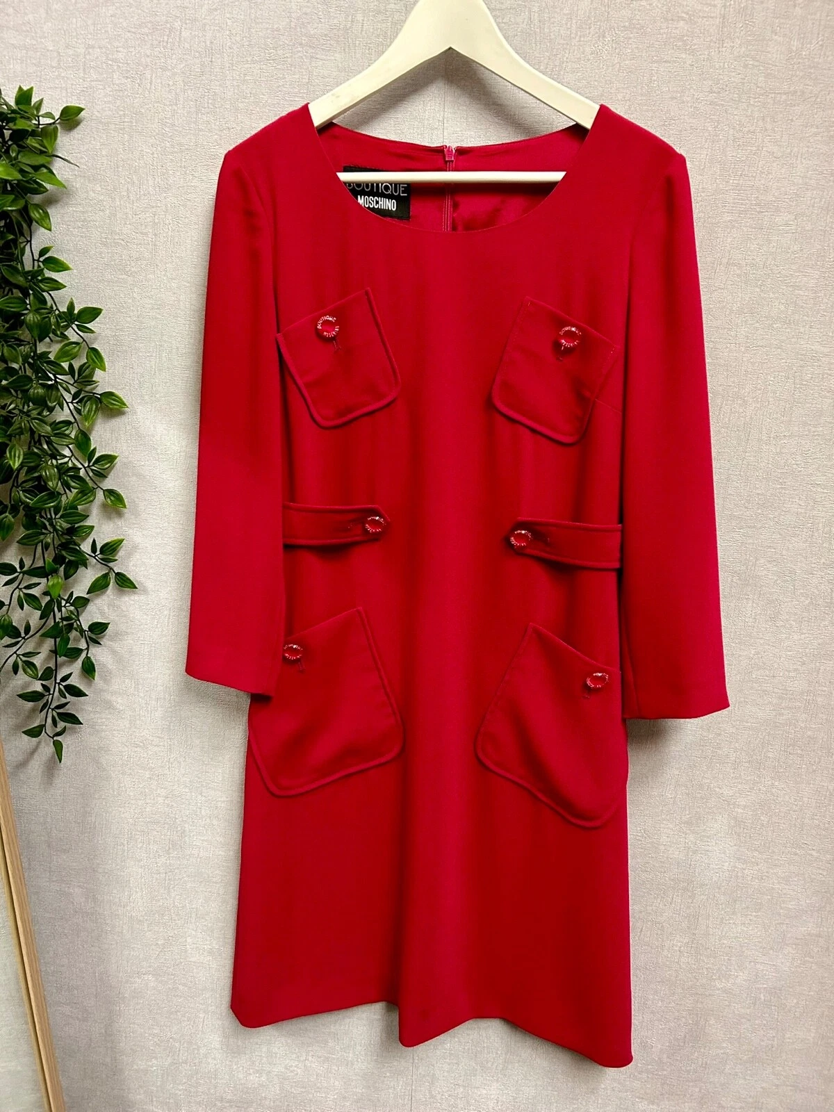 Abito Boutique Moschino elegante rossetto scuro dettaglio bottone rosso crape UK8