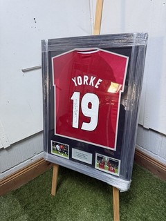 Maglia Dwight Yorke incorniciata maglia autografata 1999 esposizione con certificato